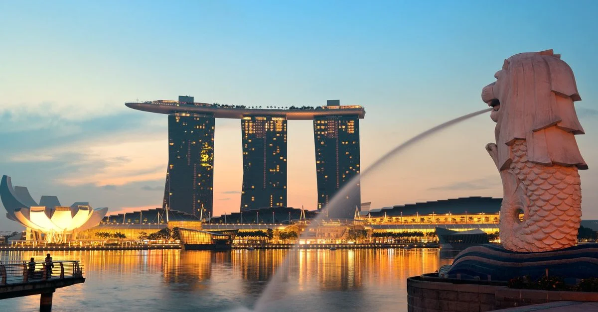 The Merlion statue spouting water into Marina Bay, with Singapore’s city skyline in the background.